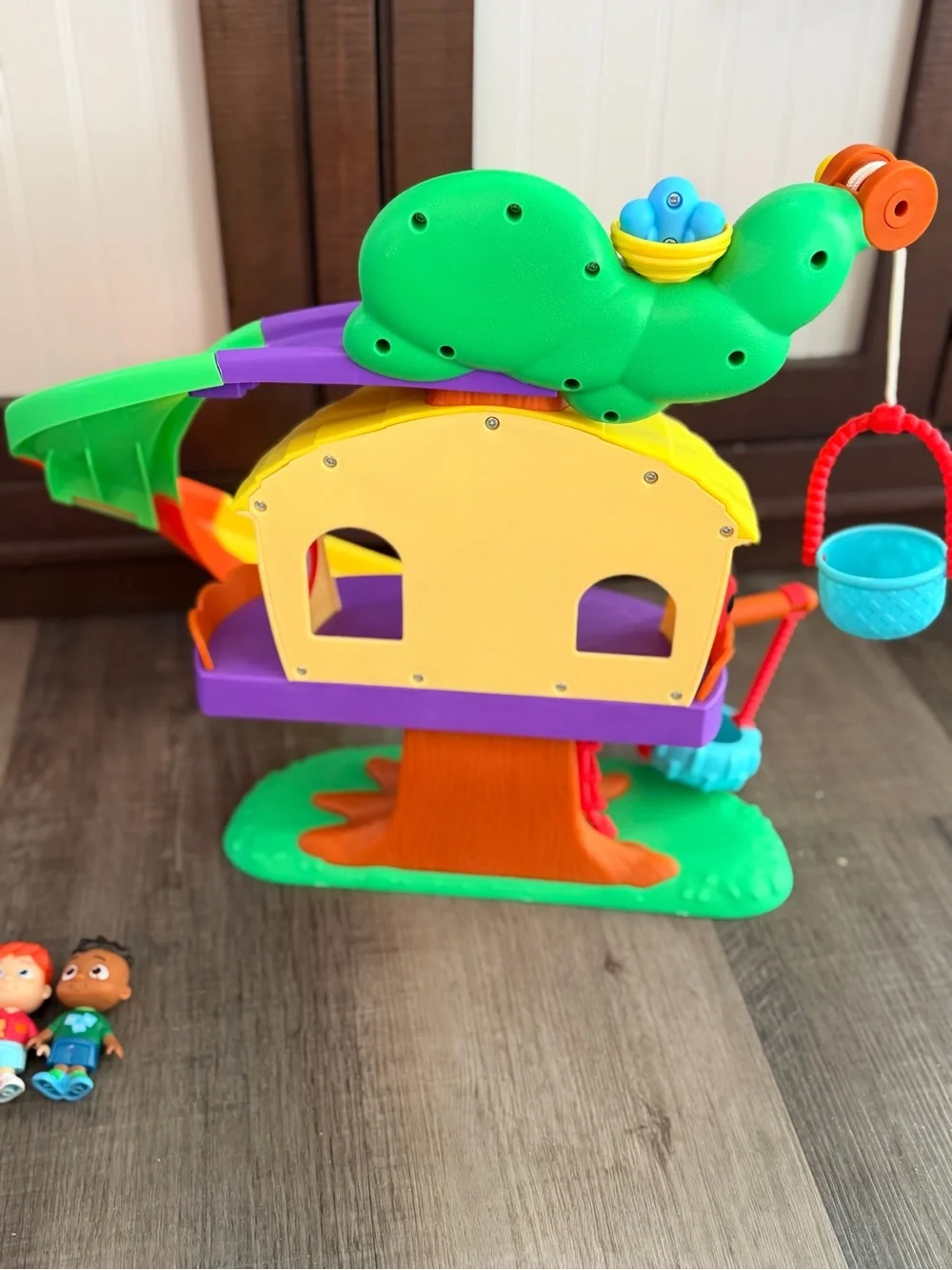 CoComelon Deluxe Clubhouse Playset - Features JJ and His Five Friends- Songs